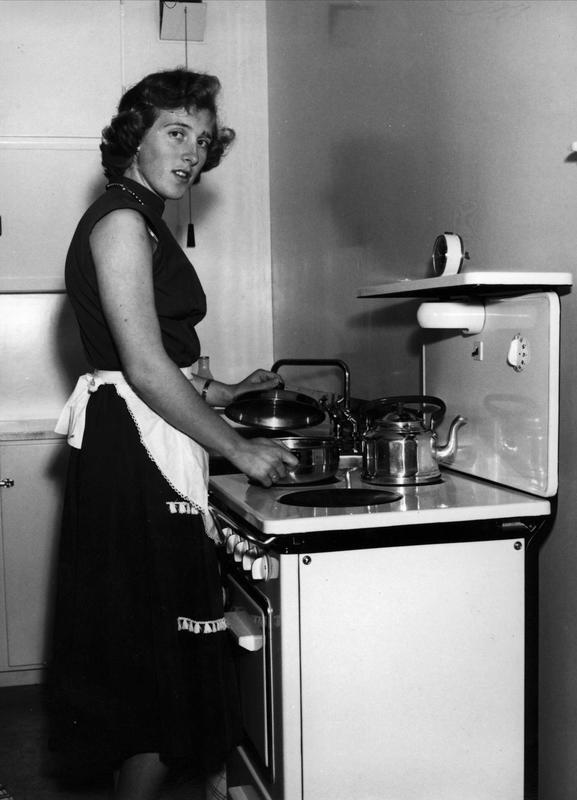 Kvinne ved komfyr 1956
