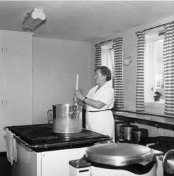 Husmoren ved internatet koker lapskaus.