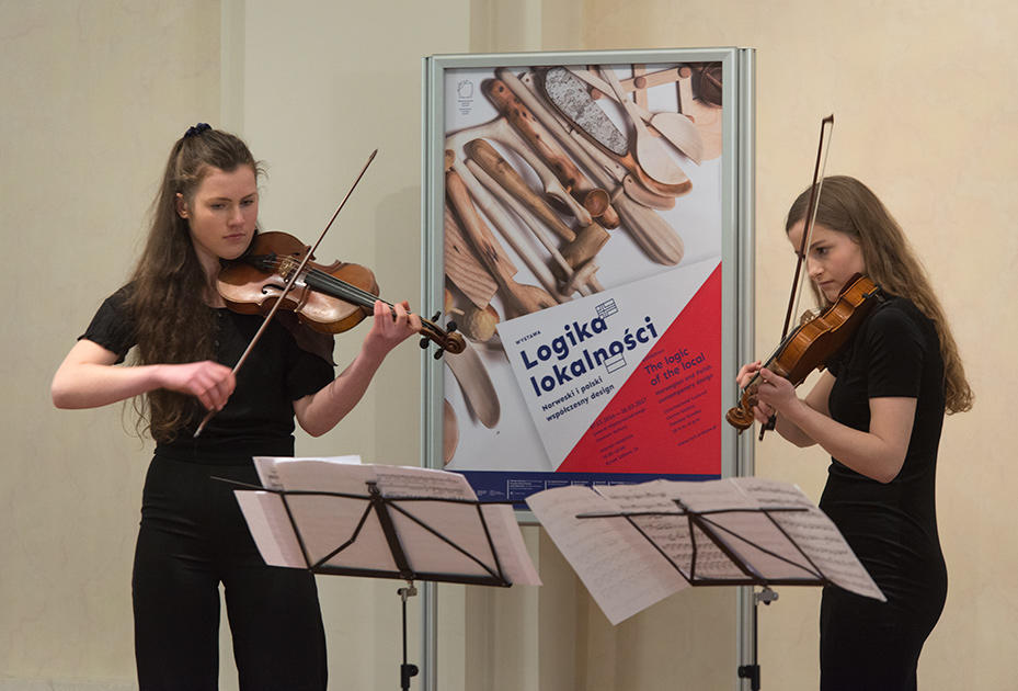 Unge fiolinister fra Trondheim kommunale musikk- og kulturskole spiller på åpningen i Krakow (Foto/Photo)