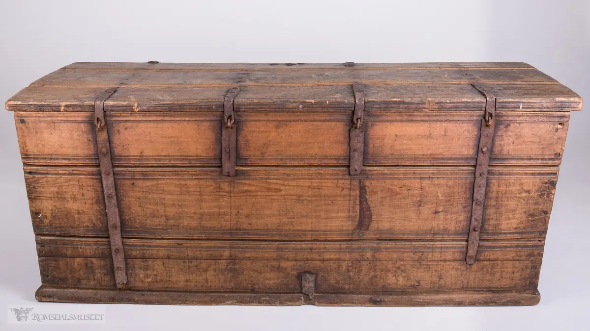 Ruter,skjellmønster, blomstermønster.

To gotiske buer med søyler er skåret ut på hver side av låsen. På hver side av disse igjen, er det skåret ut en vifteformet rosett eller et skjell. Under de gotiske buene er det skåret ut en rosett