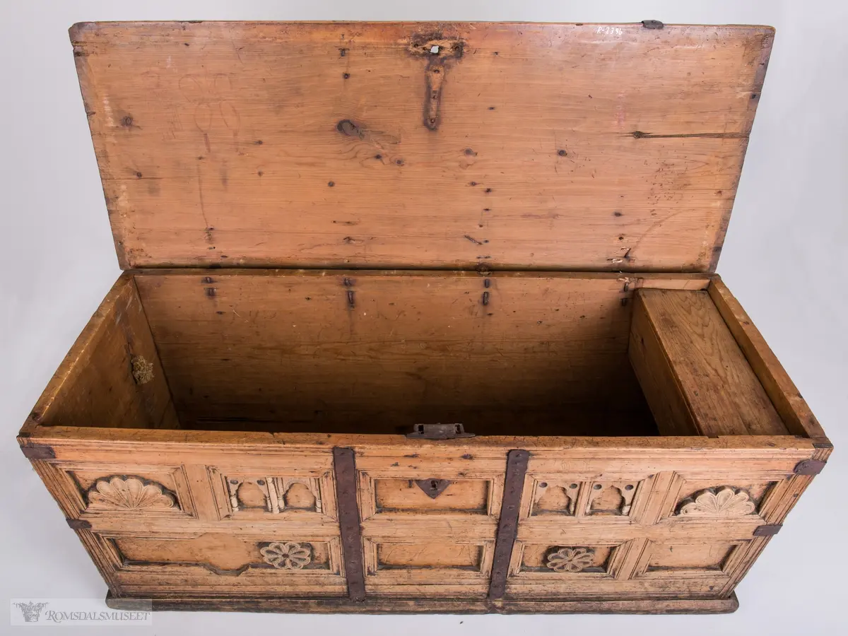 Ruter,skjellmønster, blomstermønster.

To gotiske buer med søyler er skåret ut på hver side av låsen. På hver side av disse igjen, er det skåret ut en vifteformet rosett eller et skjell. Under de gotiske buene er det skåret ut en rosett