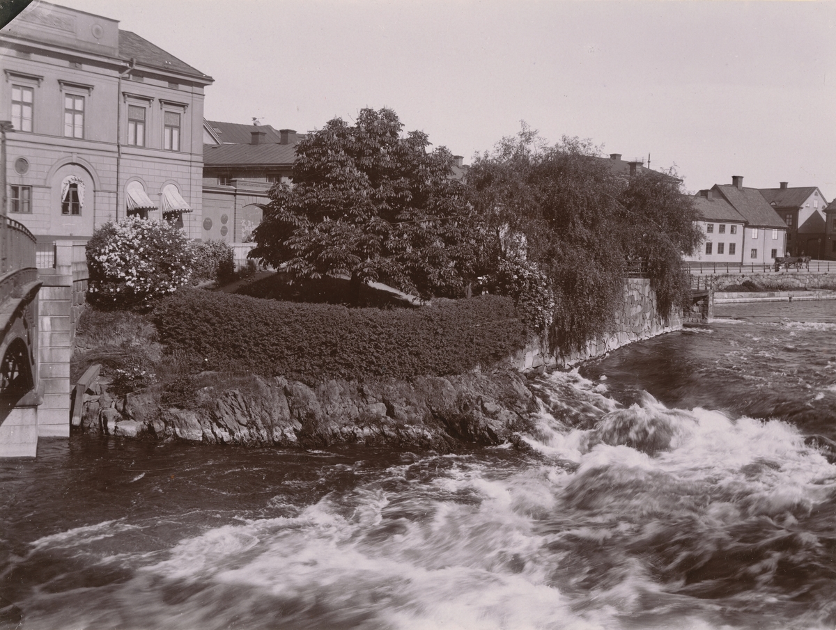 Stadsvy från Norrköping. Till vänster i bild syns Järnbron och rakt fram syns nuvarande Carl von Linnés plats.