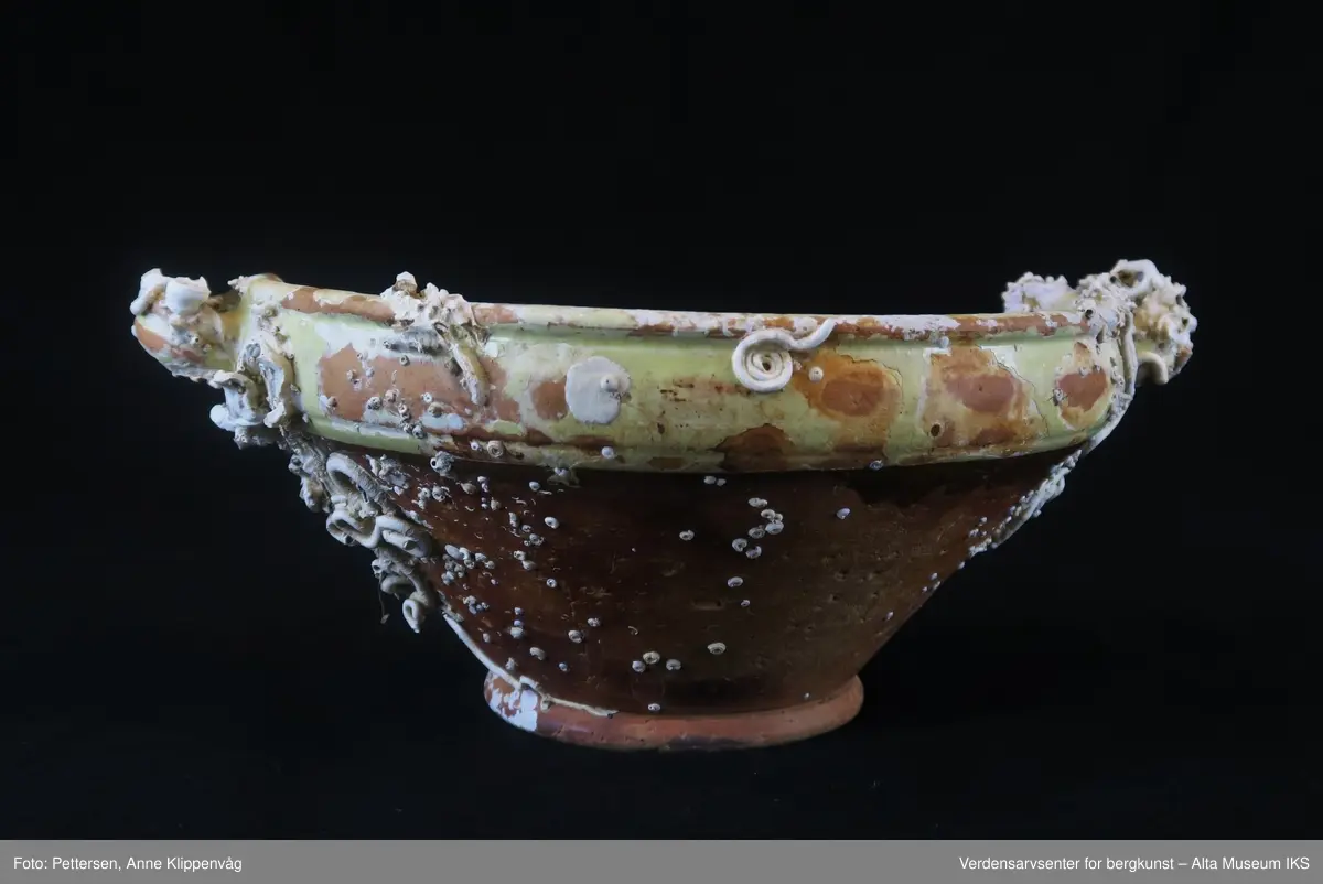 Rester av rur, mest på yttersiden av skålen. Del av en skål, med rester etter glasering.