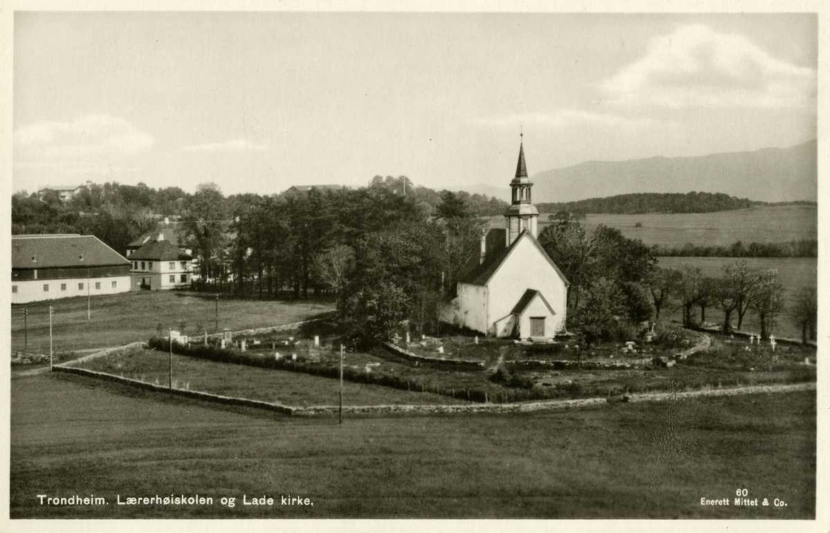 Bildet er et prospektkort som viser Lade gård og Lade kirke. Ringve gård vises i bakgrunnen.

(Følgende tekst er trykket på kortet: «Trondheim. Lærerhøiskolen og Lade kirke.» / «Enerett Mittet & Co.»)