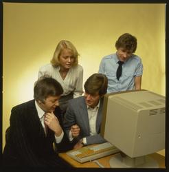 Gruppebilde ved dataterminal Norsk Data