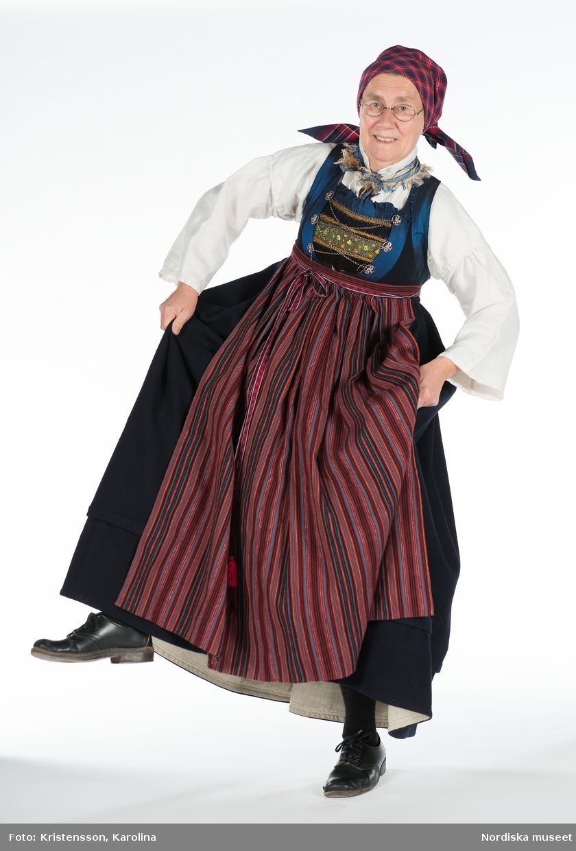 Christina AraskogToll utklädd till Folkdräktskvinna. Fotograferad i projekt "Skapande skola" med barn och lärare i Skogås skola