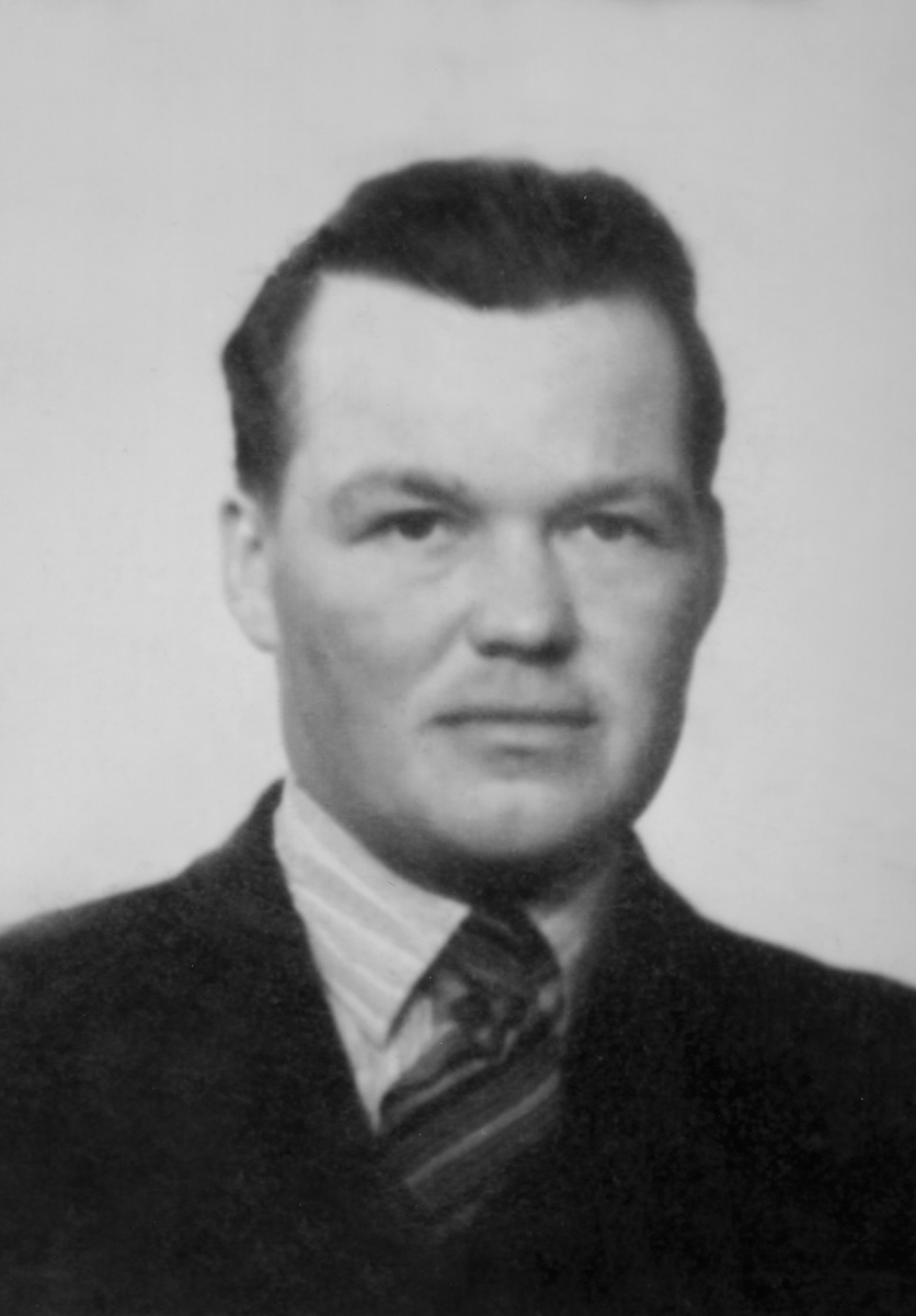 Ole Løvli,  1912-1975. Bodde I Steen i Bekkelaget, Stange.