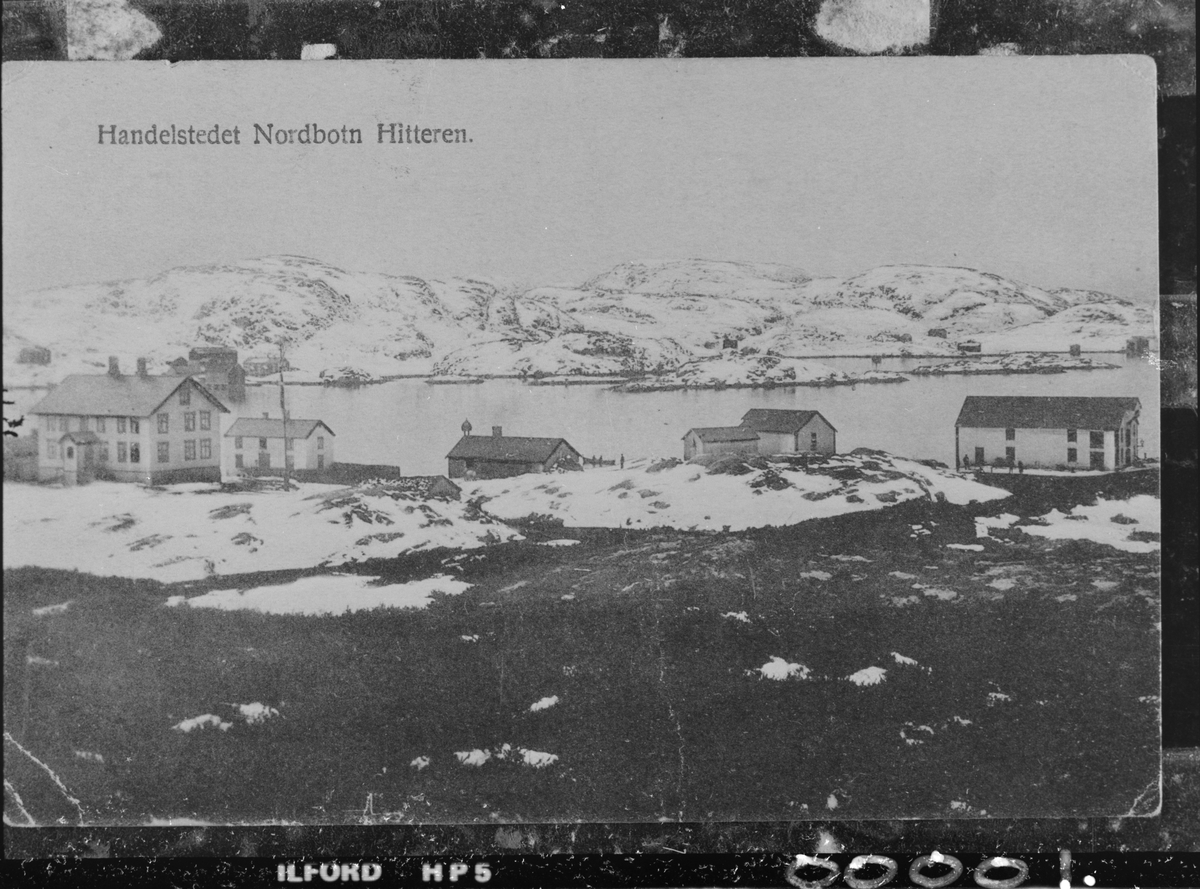 Nordbotn handelssted på Fjellværøy. 
Her ser vi 6 forskjellige bygninger fra handesstedet. Bildet er trolig tatt  ca  1910. På bildet er det en båt med mannskap. 
Foto er tatt på vinteren.