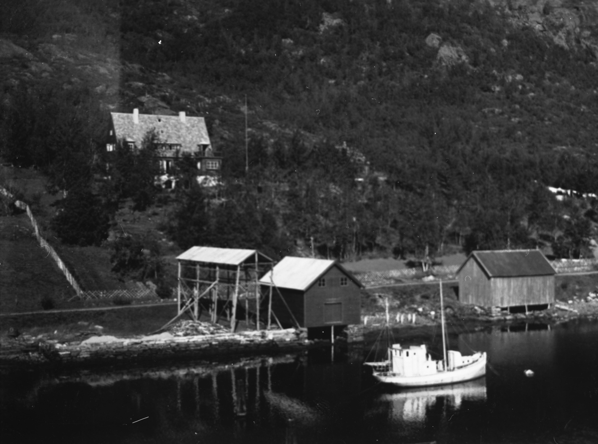 Doktorgården i Langhamn i Dyrøy, med naust, nothjell og båt.
Bildet tatt i 1935.
