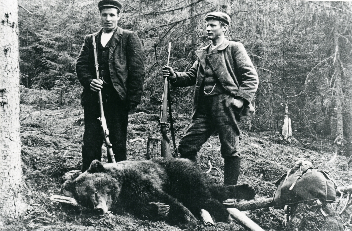 Syver Storbråten og Rasmus R. Piltingsrud på bjørnejakt, 1903.