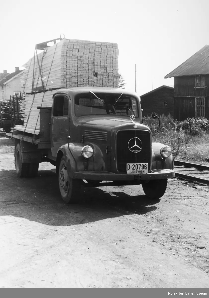 Mercedes-lastebil D-20796 med høvlet last, antakelig på en stasjon langs Solørbanen