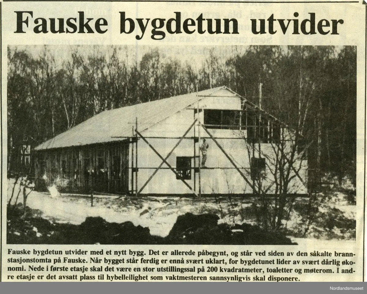 Rødbrakka er en tysk militærbrakke som er flyttet og som i dag er i bruk som administrasjon, utstilling og møtelokale. Ved Fauske Bygdetun. Bygget har en grunnflate på omkring 300 kvadratmeter. Bygget har 2 etasjer, en full og en halv etasje.