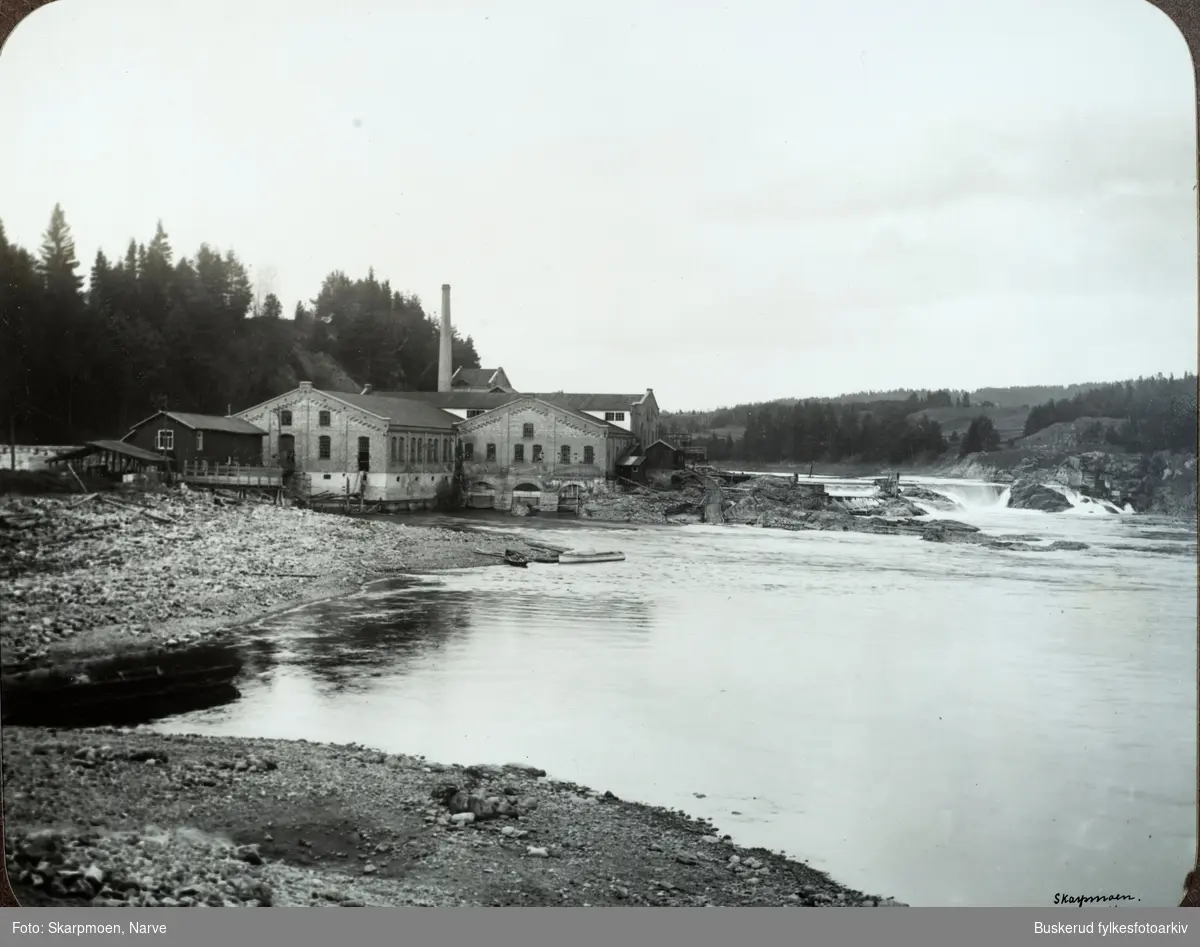 Hellefoss papirfabrikk ved fossen Hellefoss
Papirproduksjon siden 1898.