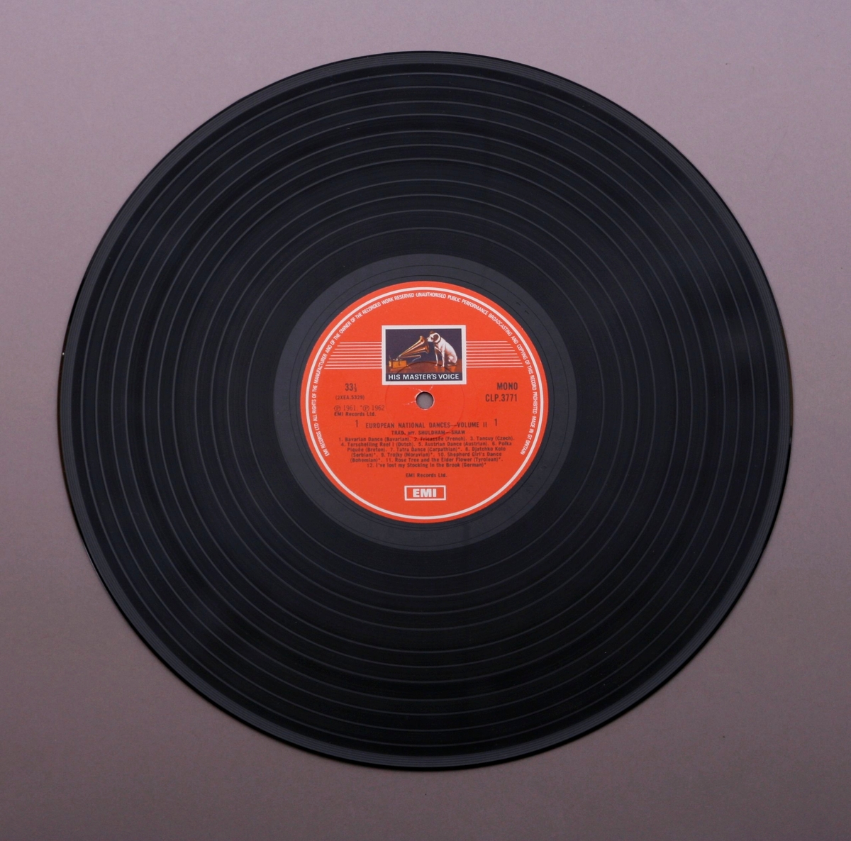 To grammofonplater i svart vinyl og dobbelt plateomslag i papp. Platene ligger i plast- og papirlommer.