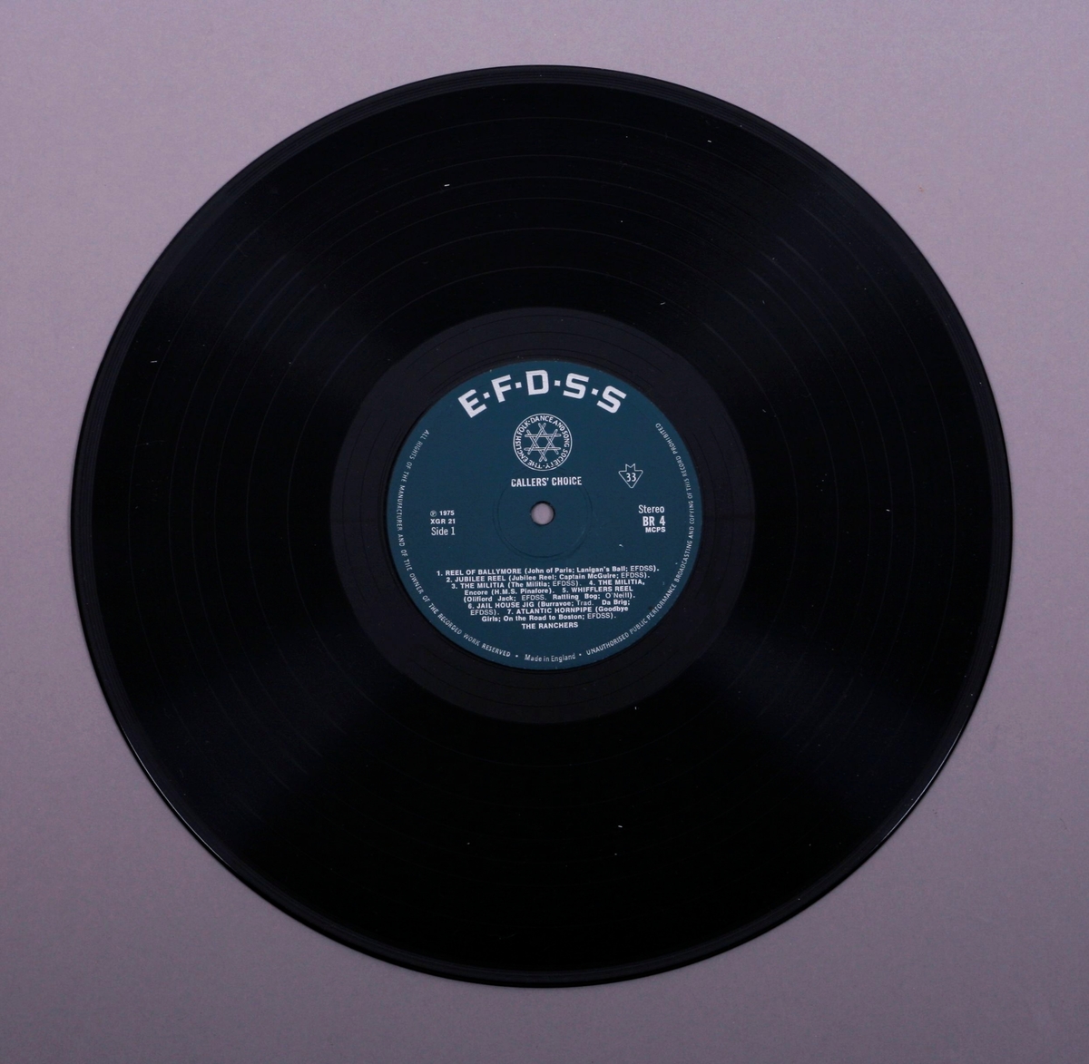 Grammofonplate i svart vinyl og plateomslag i papp. Plata ligger i en papirlomme. Teksthefte av papir.