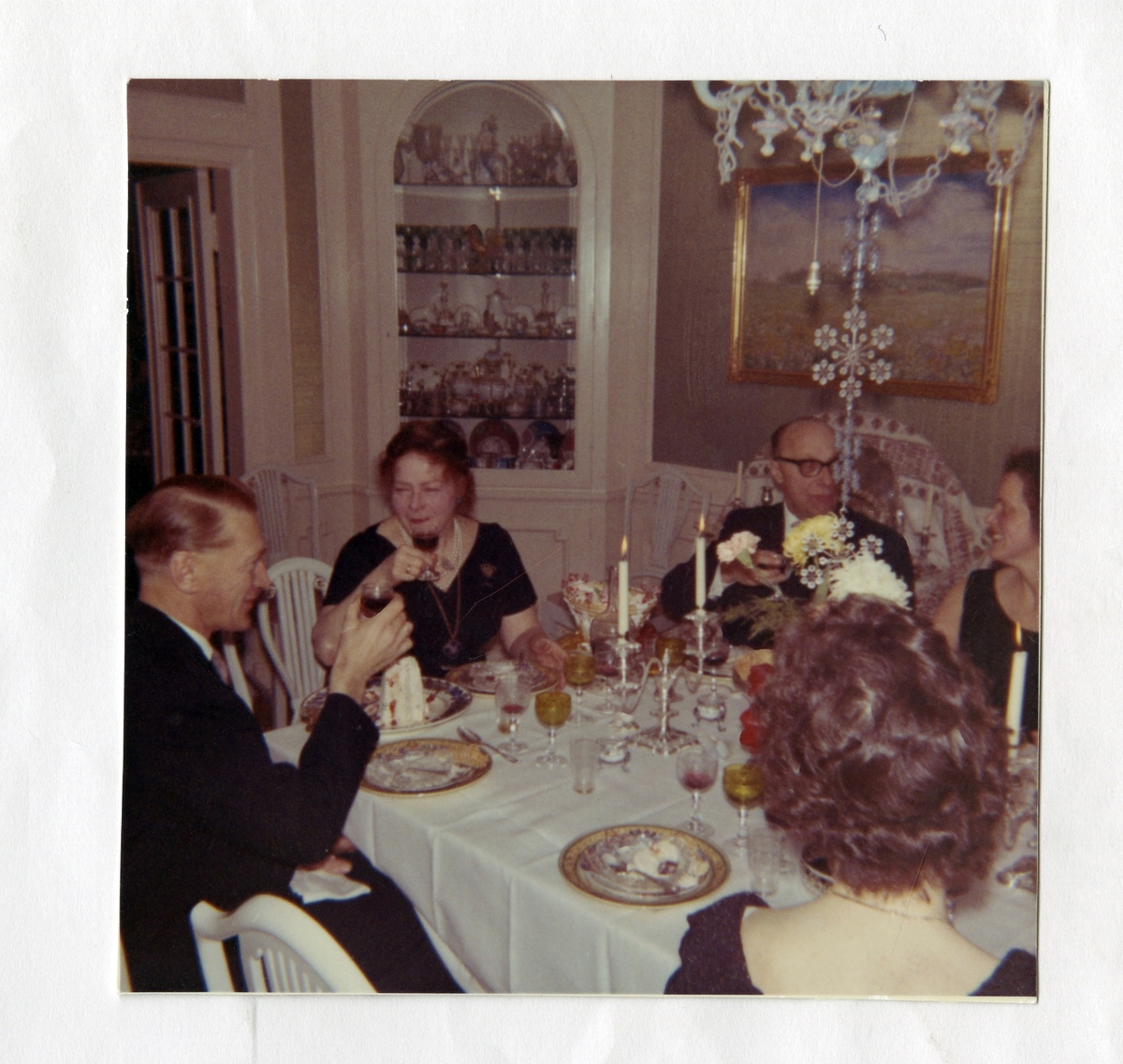 Middagsselskap i direktørboligens spisestue.
Fra venstre: Hr. Sletten, Victoria Bachke, Hr. Skrindo, Brita Suul og Fru Sletten ( med ryggen til).