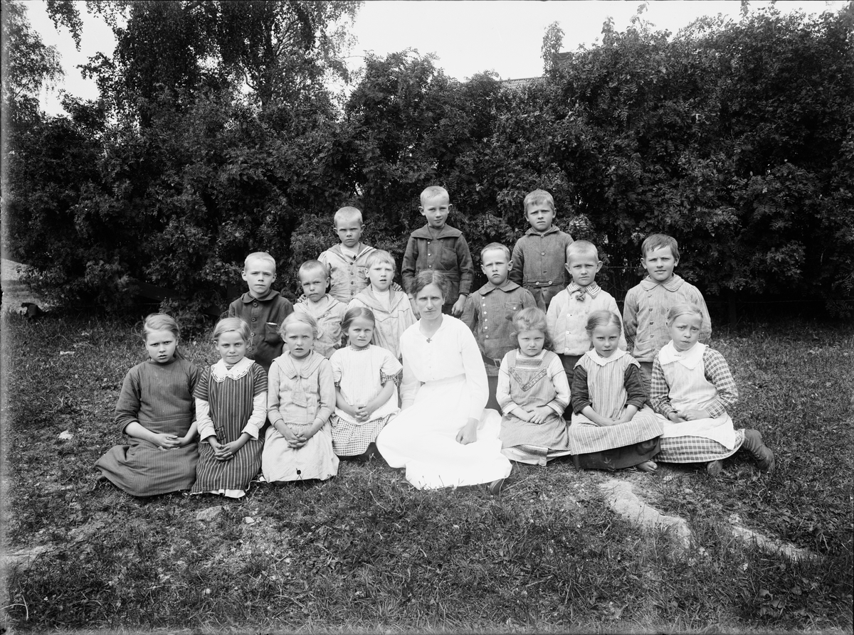 Skolbarn, småskolan vid kyrkan, Gräsö, Uppland