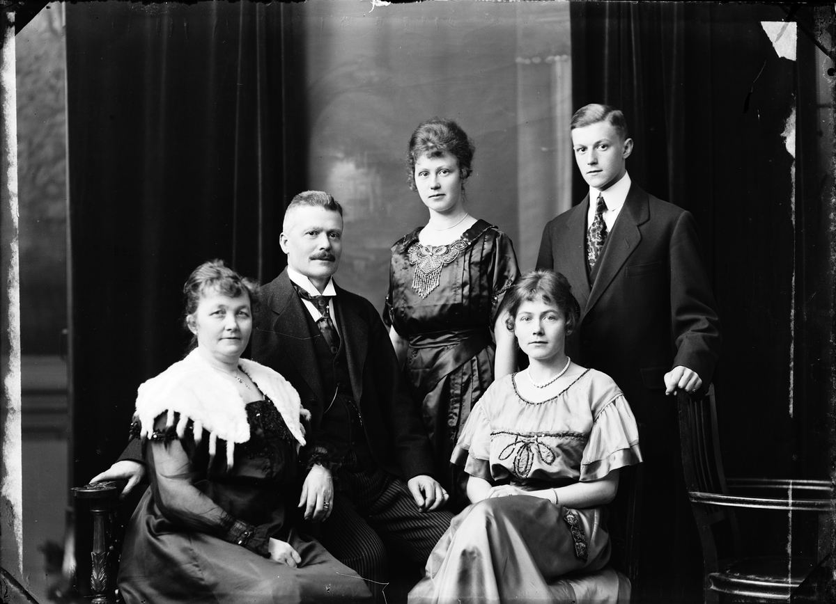 Familjen Anton Emil Hildebrands, Hildebrands Guld. Mars 1918
Mor, Maria Hildebrand, sonen Niels och döttrarna Greta och Eleonora.