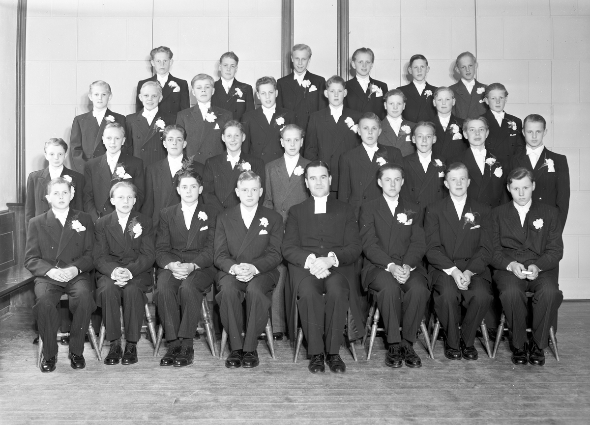 Konfirmander pojkar med kyrkoadjunkt Levis Nyberg i St. Ansgars Hus, Gävle. 4 juli 1946.