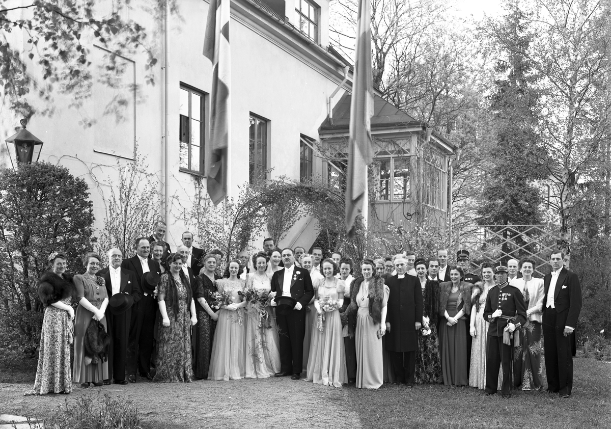 Brudpar doktor Paul Gelting och bröllopsgäster. 25 maj 1946.