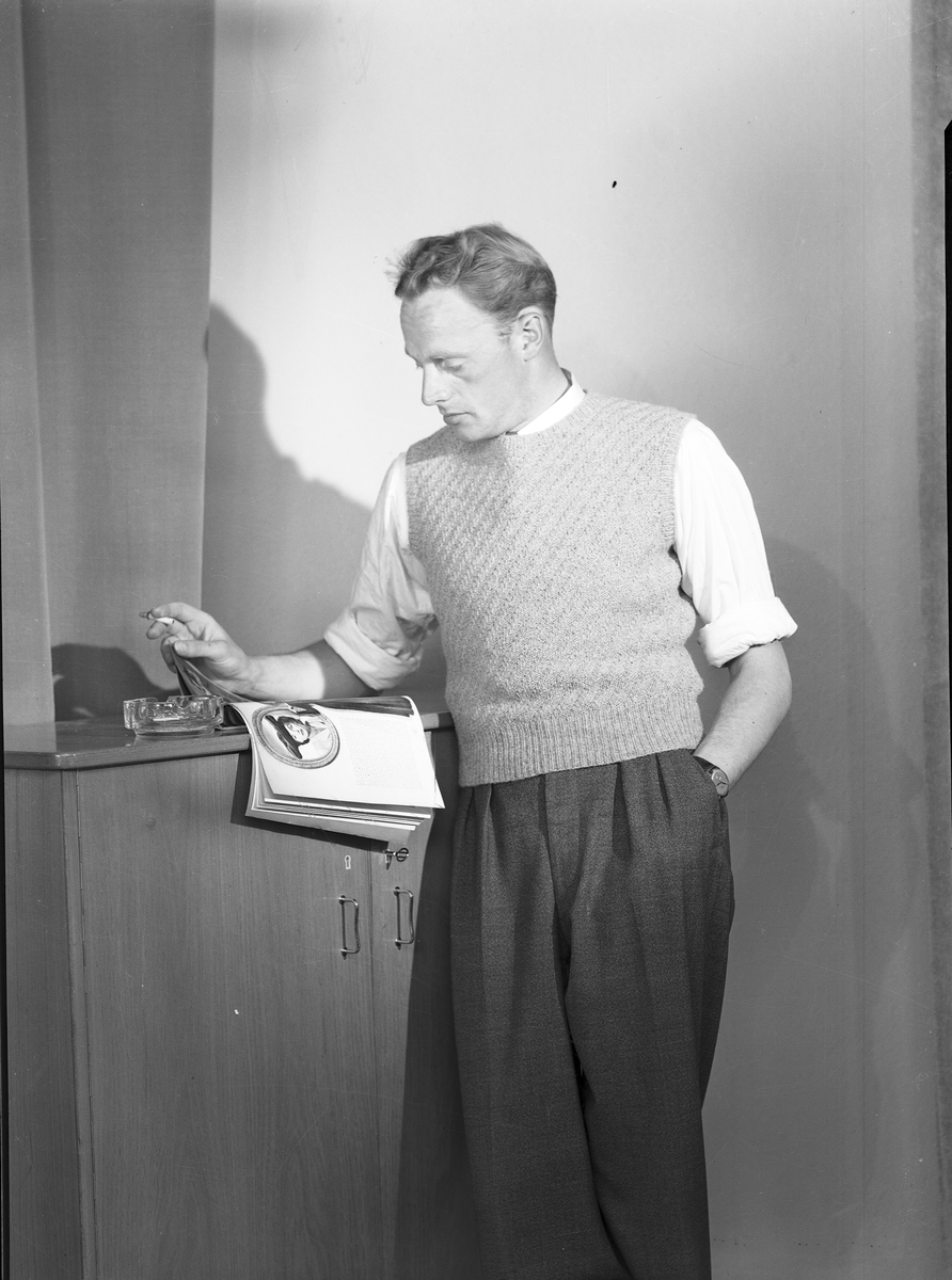 Ferdinand Sjöbergs garn. Manlig modell visar stickad pullover av garn från Sjöbergs