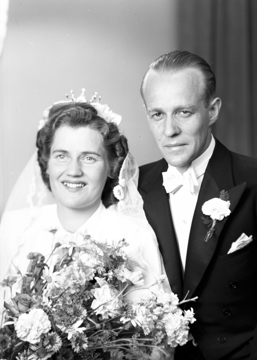 Brudparet Edvin Larsson, Gåsholma, Axmarby. 7 juli 1945.