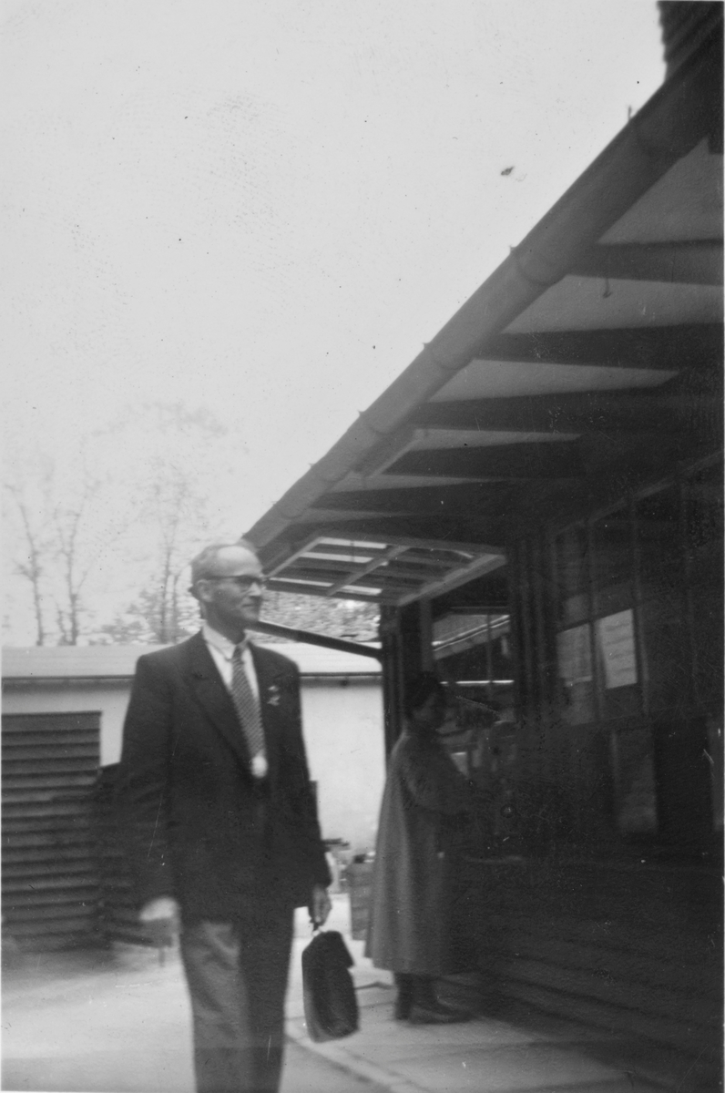 Lærer Sigurd Oreholtet på tur i Trondheim 1955.