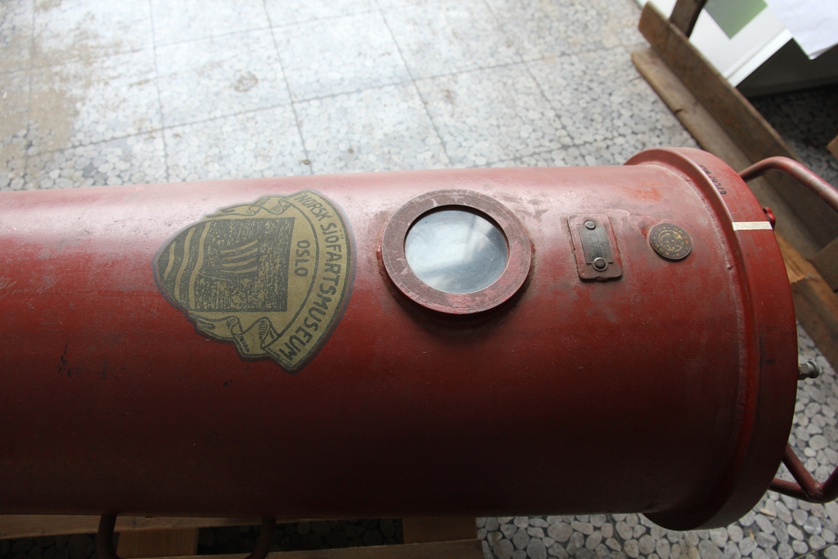 Rørliknende beholder der lokk i enden kunne skrues av. Pasienten ble lagt inn i kammeret (ved trykkfallsyke), trykket ble øket inne i kammeret ved hjelp av trykkluft gjennom ventil i lokket mens en observatør så på pasienten gjennom et lite vindu. Så ble hele kammeret med pasient fraktet til nærmeste sykehus med stort kammer (Bergen eller Horten).