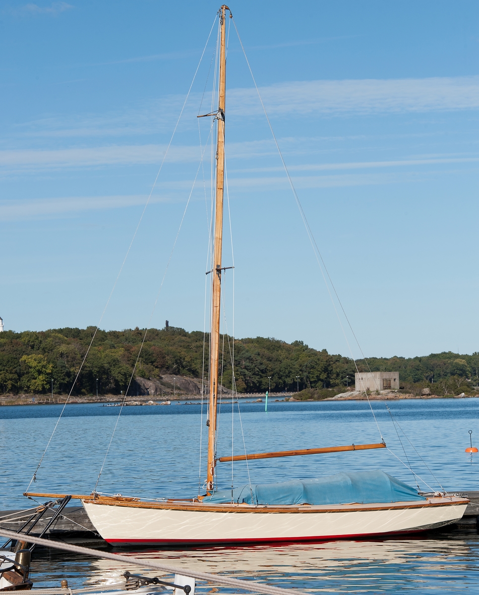 Segelbåt av typ Uttern, fotograferad i Karlskrona
