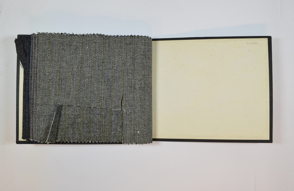 Rektangulær prøvebok med seks stoffprøver og harde permer. Permene er laget av hard kartong og er trukket med sort tynn tekstil. Boken inneholder middels tykke, tette stoff med fiskebensmønster og striper. Kyperbinding. Mønsteret for 2006/14 og 2006/9 er det samme, men en av trådene i mønsteret har ulik farge. De resterende fire prøvene i boken har samme mønster, men ulike fargekombinasjoner. Ett av stoffene (2009/6) ligger løst i boken og har et mindre format enn de andre prøvene. Stoffene er merket med en firkantet papirlapp, festet til stoffet med metallstifter, hvor nummer er påført for hånd. 

Stoff nr.: 2006/14 (tidligere 6009/13 eller 2009/14), 2006/15 (tidligere 6009/14 eller 2009/15), 2006/4 (eller 2009/4), 2006/9 (eller 2009/9), 2009/6, 2006/5. Flere av numrene har blitt overskrevet/rettet. 6009-numrene på de to første prøvene har blitt støket over.