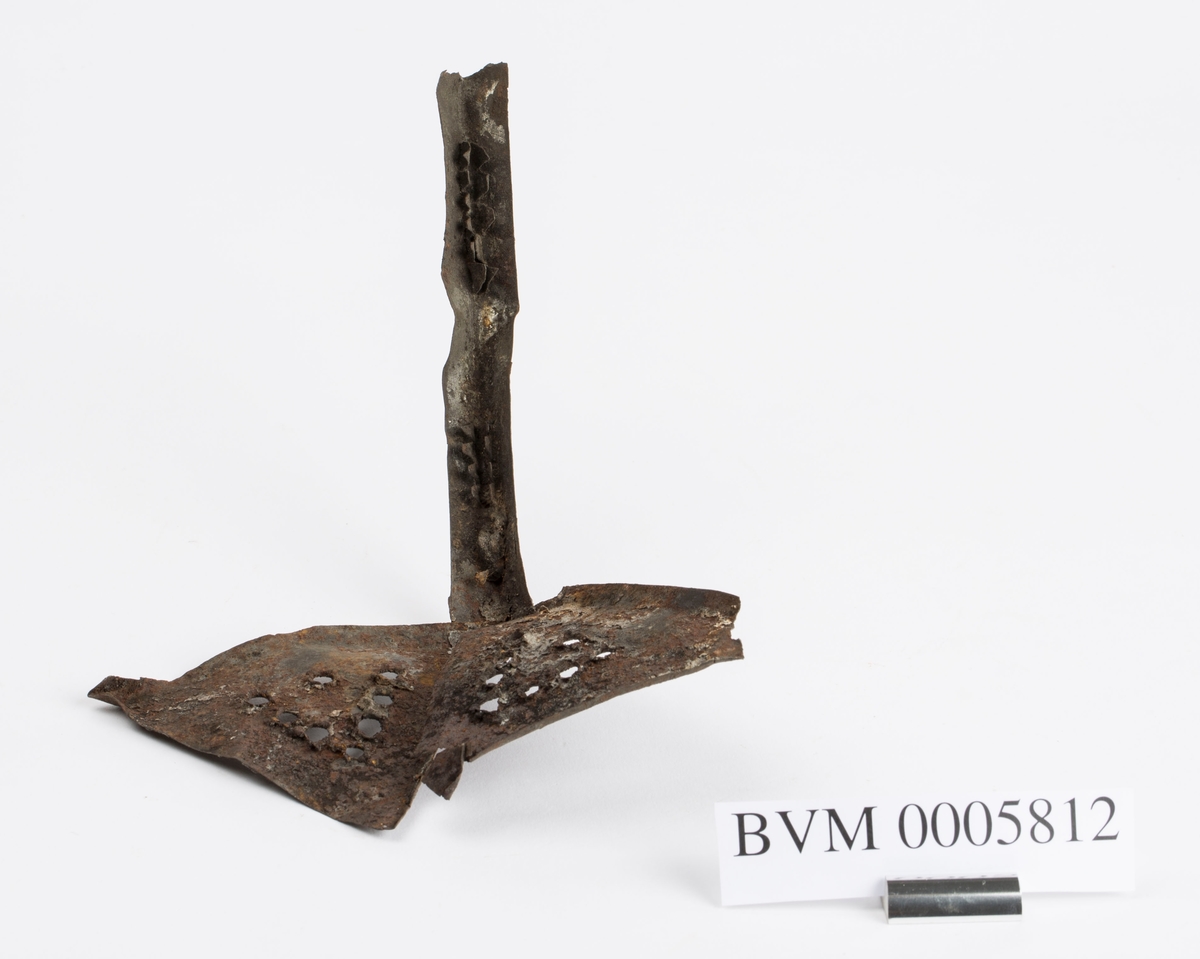 Deler av ei lykt av jern for talglys muligens brukt ved
hestetransport i gruva. Ser holder for laglys. Har hatt dør.
Mulig lysåpningene har vært dekket med med vom, tarm eller
lignende. Består av to deler som har falt fra hverandre.