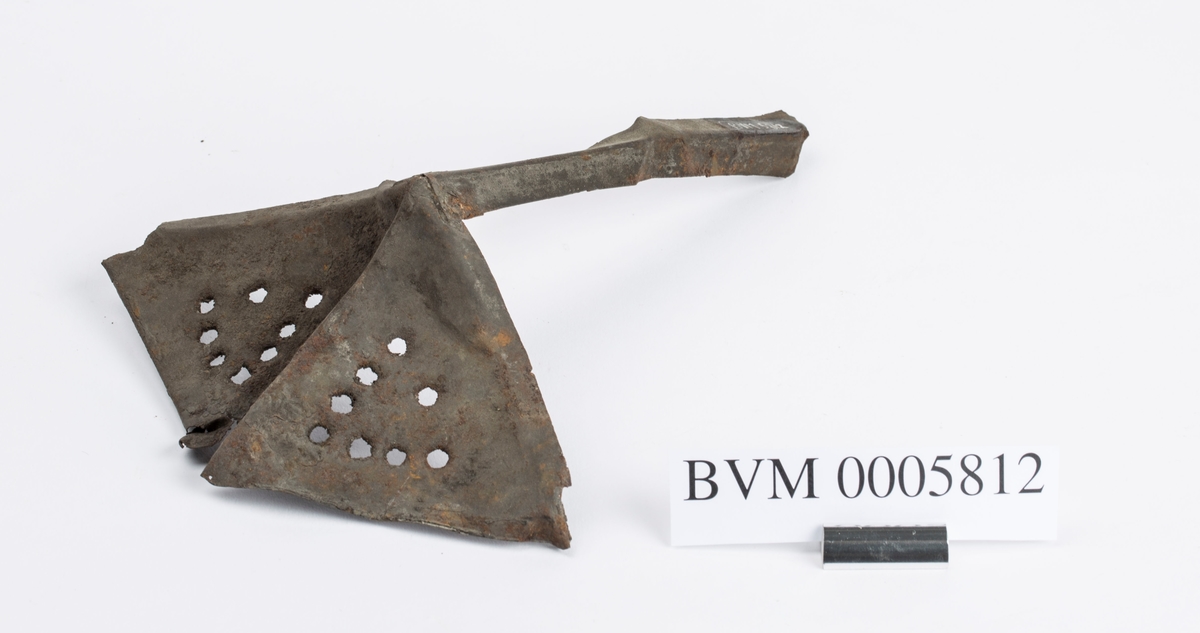 Deler av ei lykt av jern for talglys muligens brukt ved
hestetransport i gruva. Ser holder for laglys. Har hatt dør.
Mulig lysåpningene har vært dekket med med vom, tarm eller
lignende. Består av to deler som har falt fra hverandre.