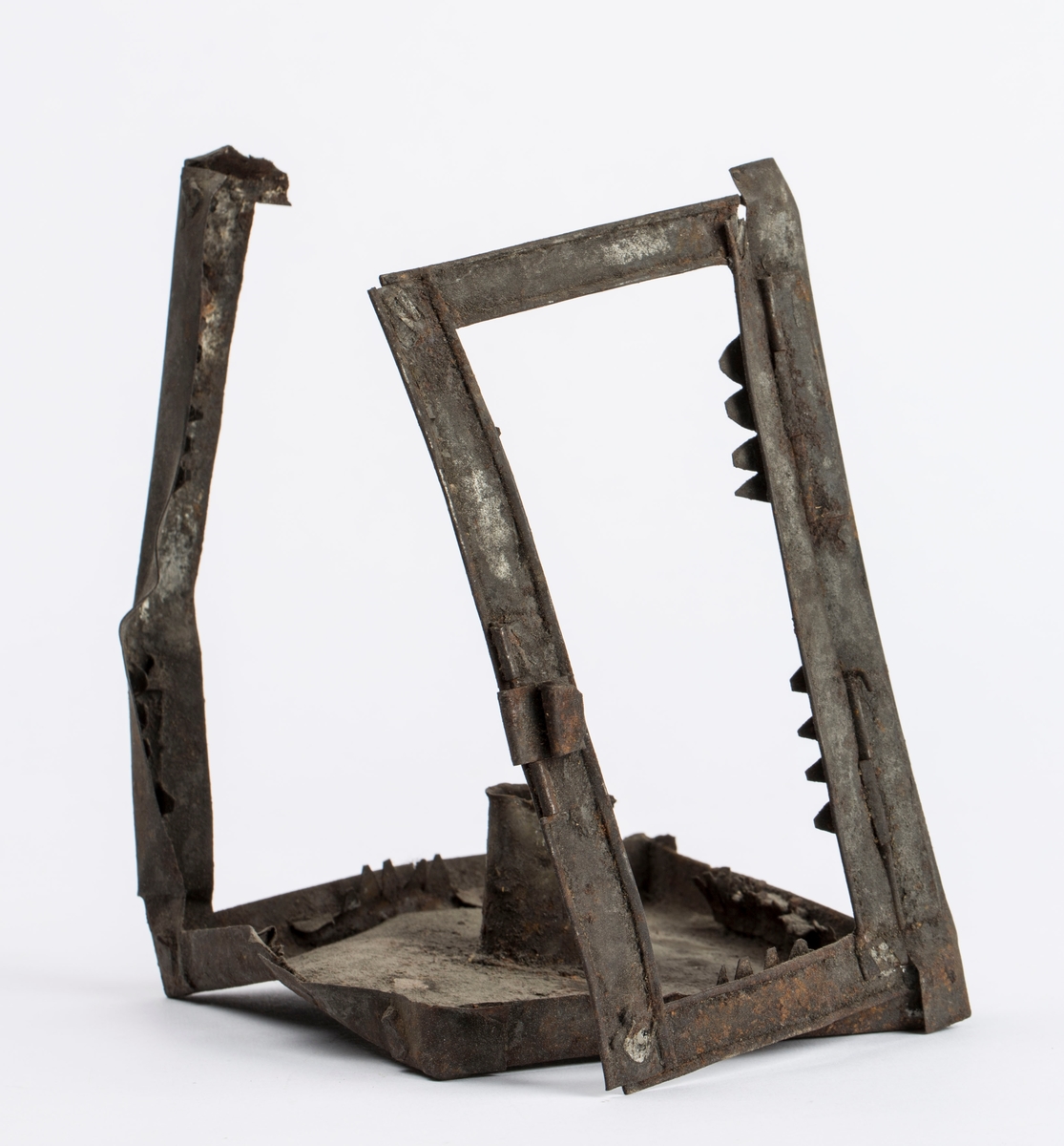 Deler av ei lykt av jern for talglys muligens brukt ved
hestetransport i gruva. Ser holder for laglys. Har hatt dør.
Mulig lysåpningene har vært dekket med med vom, tarm eller
lignende. Består av to deler som har falt fra hverandre.