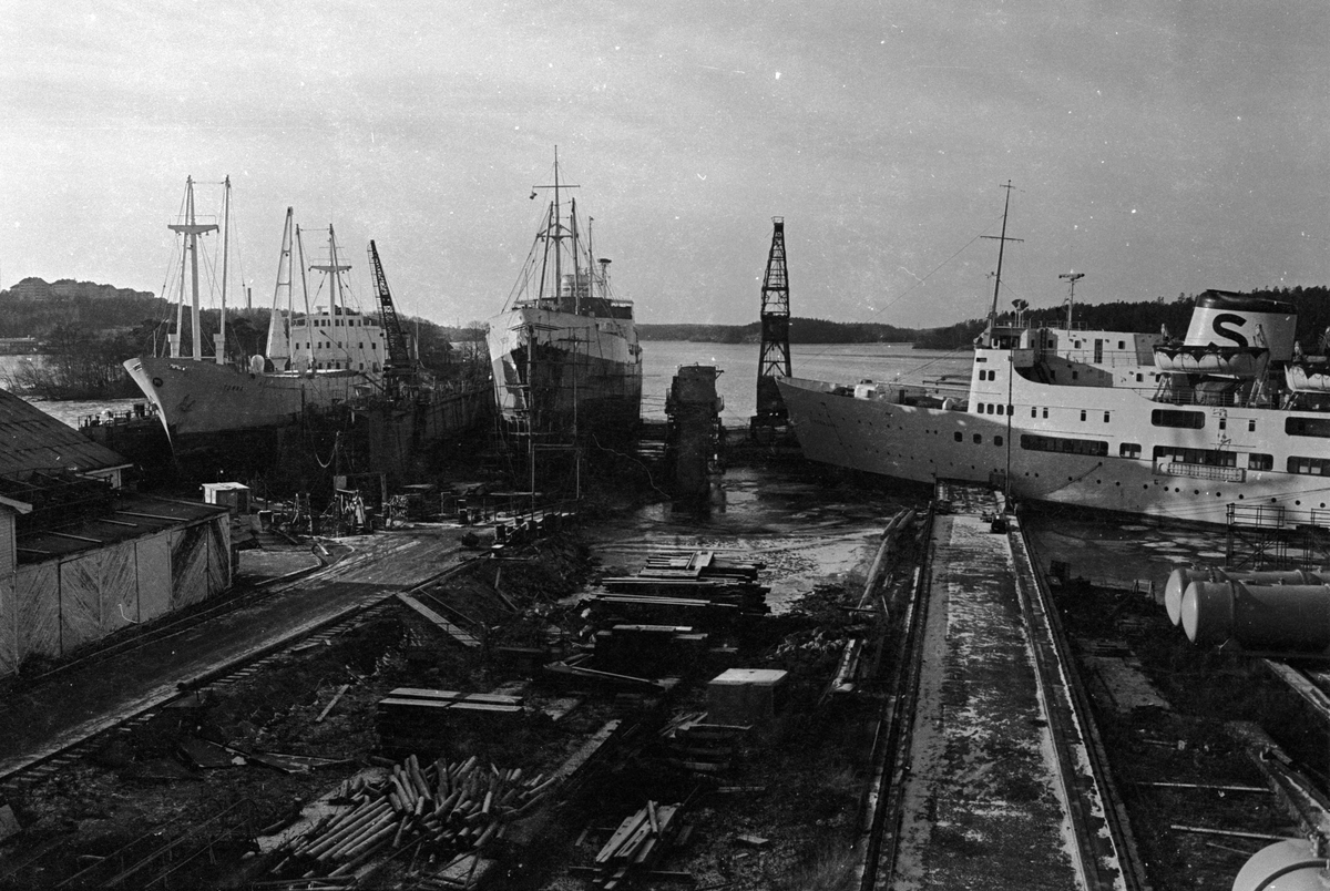 Ekensbergs varv 1970. I bakgrunden lastmotorfartygen TONNA i lilla dockan till v, BECKY i stora dockan samt passagerarfartyget BIRGER JARL.