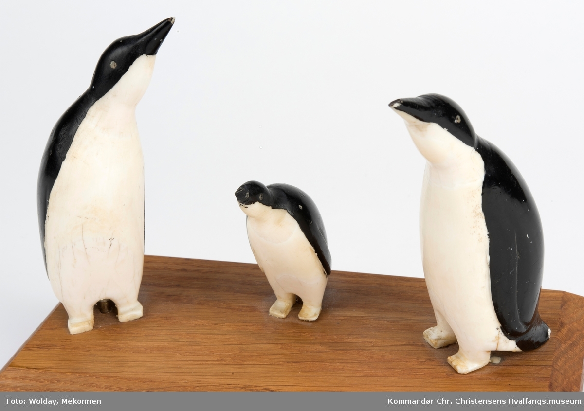 3 pingviner montert på en treplate