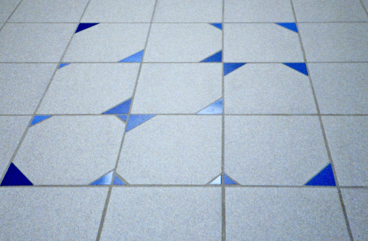 Arbeidet inngår i en utsmykkning som består av tre felter med keramiske fliser i gulvet i vestebylen. Feltene kommenterer form- og rytme-tema fra teglutsmykkingene og fungerer som samlende punkter for orientering i området.