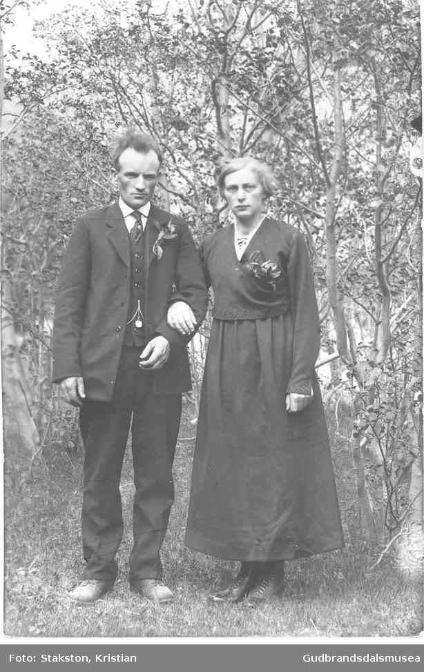 Brudeparet Ola Grjotheim (f. Bergon 1891) og Rønnaug Grjotheim (f. Kleiven 1899)
