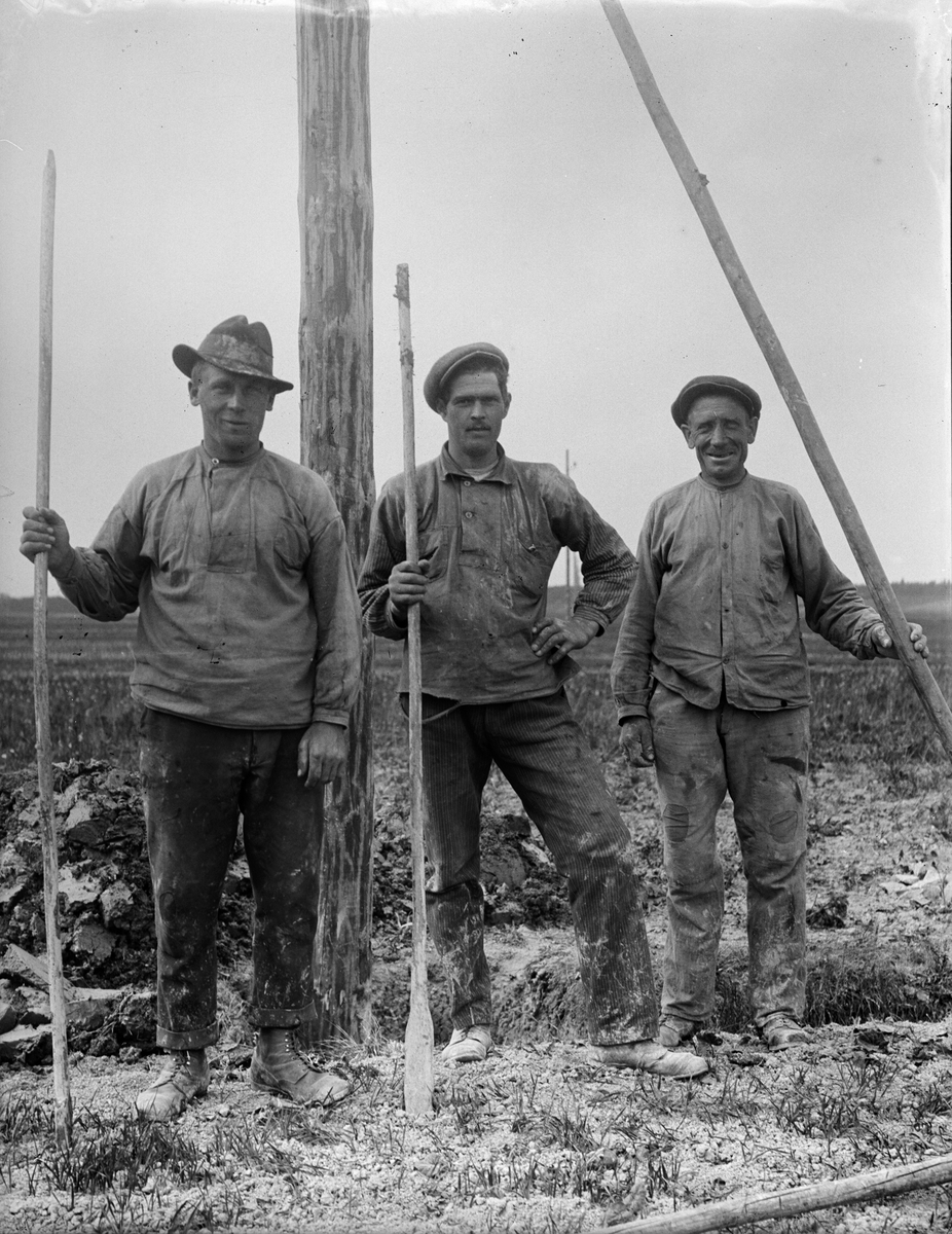 Tre män, sannolikt lantbrukare, Uppland 1918