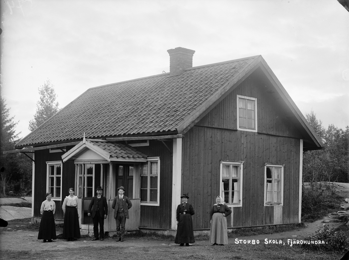 Kvinnor och män vid Storbo skola, Simtuna socken, Uppland