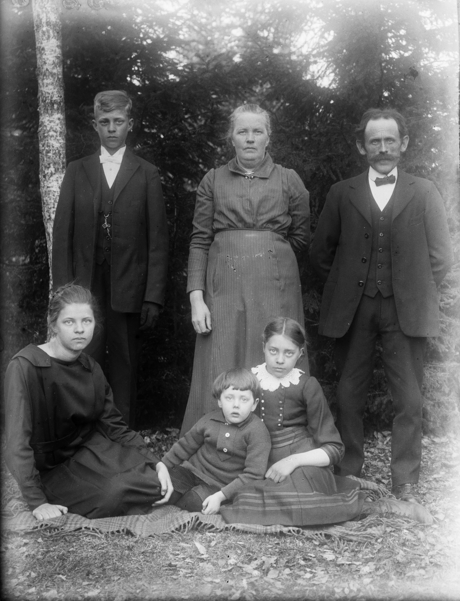 Familjen Johanson, "Tyra sitter vid björken, samt Karin o Erland", Grinda, Torstuna socken, Uppland 1923