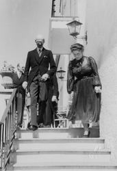 Victoria Bachke med sine gjester kong Haakon VII og kronprin