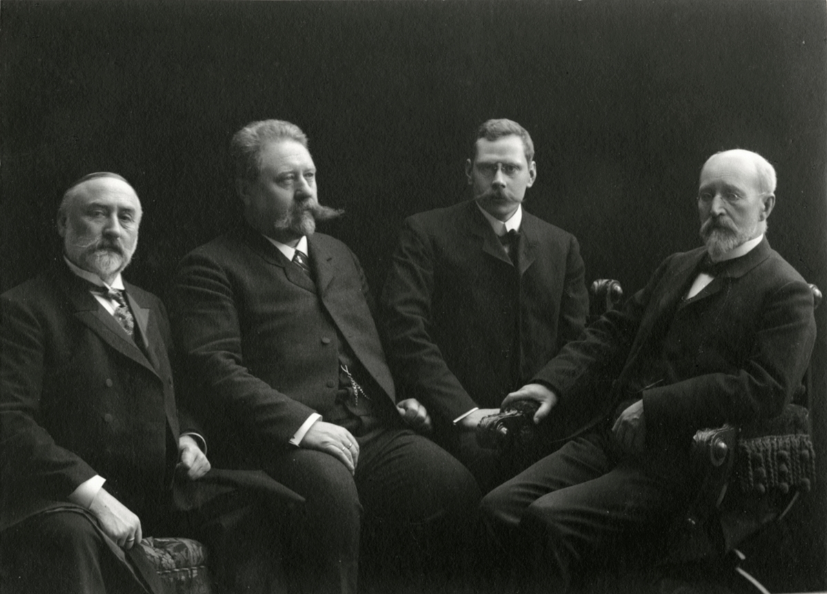 Bildene forestiller fire herrer. Fra venstre: Ukjent, Julius Emil Knudsen, ukjent, Anton Sophus Bachke.