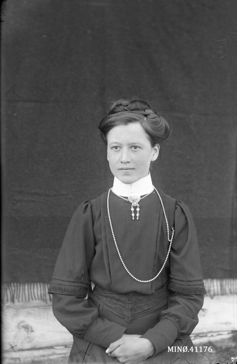 Portrett av ung kvinne. Alma Hansdatter Dalen, gift Brendryen. Født 15.7.1895.