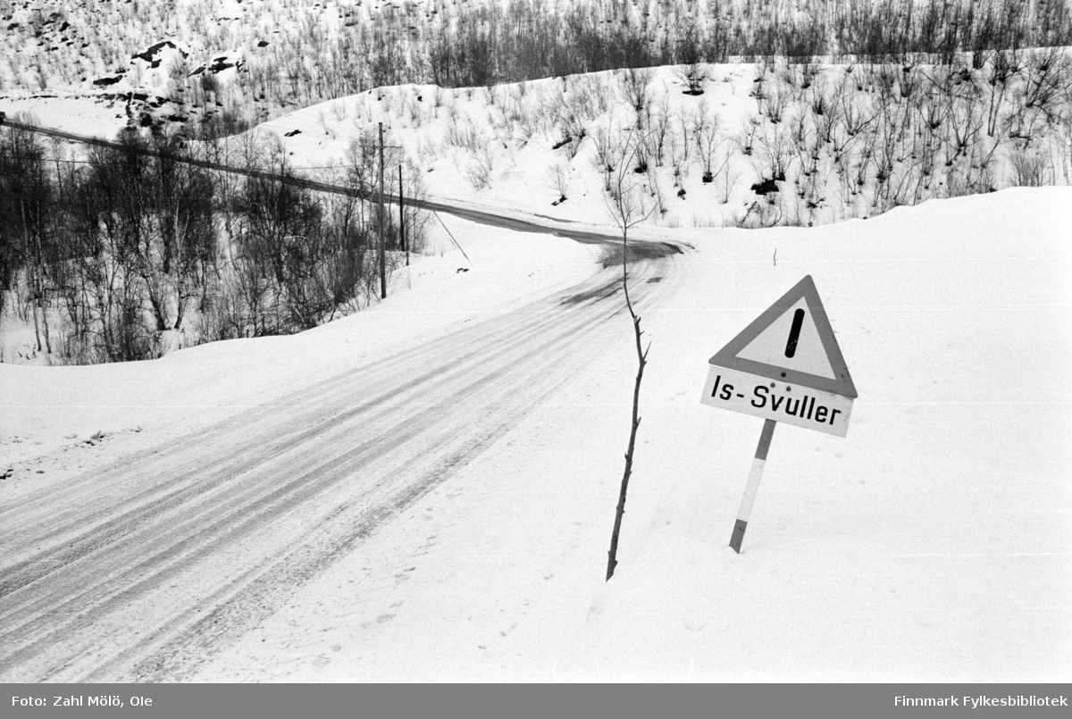 April 1968. Polmak. Landskapsbilder, veier, trafikkskilt, skog fotografert av Ole Zahl Mölö.