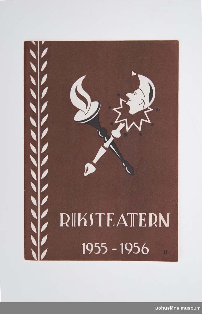 Tryckt teaterprogram, Riksteatern 1955 - 1956, "Tartuffe". Tvåfärgat omslag och inlaga 16 sidor sv/v med presentation av föreställningen och den aktuella uppsättningen med dess medverkande, med fotografier. Annonser. Tillverkare: Tryckeri AB Småland i Jönköping.