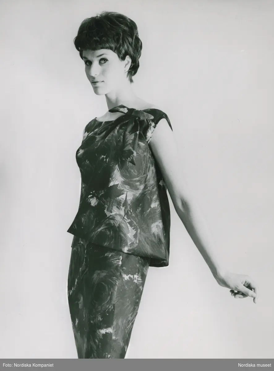 Modell i mönstrad top och kjol i svart/brunt siden. Original från M. de Rauell. Vår.