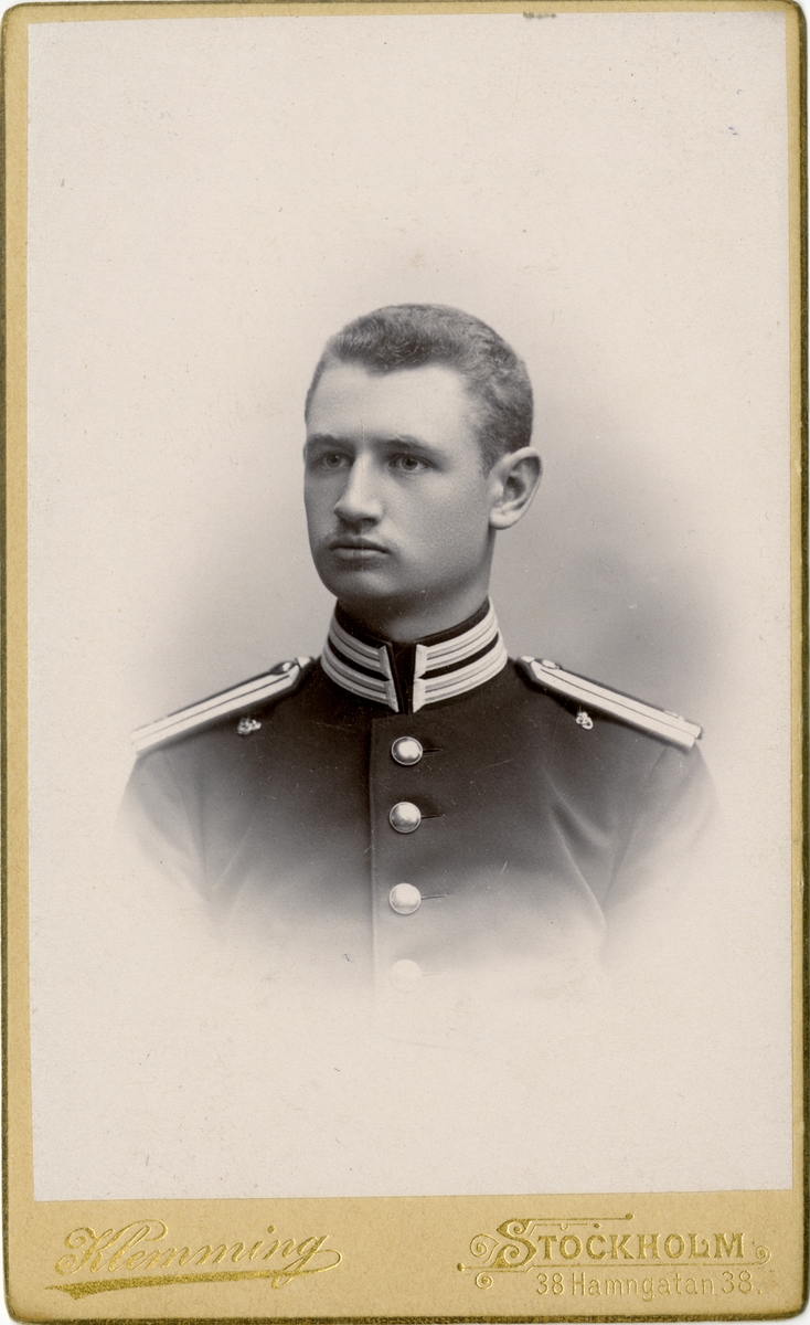 Porträtt av Ernst Torsten Sigfrid Liljedahl, officer vid Första livgrenadjärregementet I 4.

Se även bild AMA.0001774 och AMA.0009534.