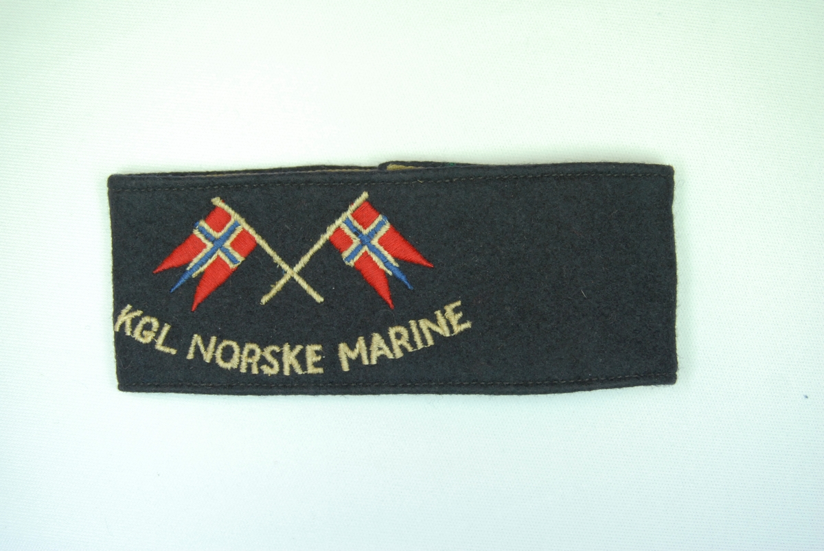 To norske splittflagg i kors er sydd på gjenstanden