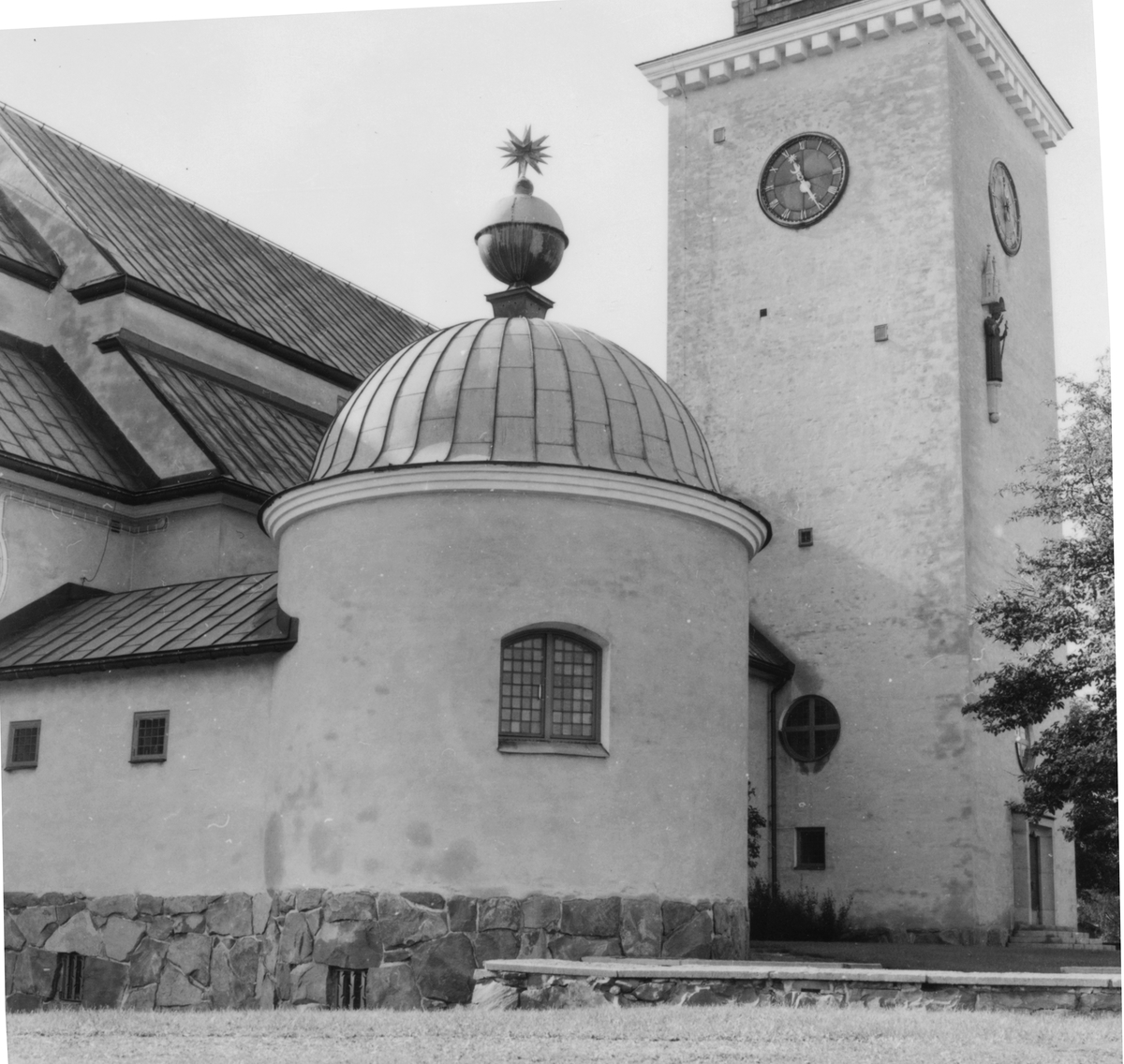 Staffans kyrka. Foto från nord-ost.