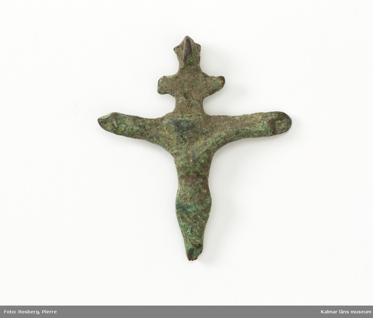 KLM 25398 Hängkors, krucifix, av brons. Datering, medeltid.